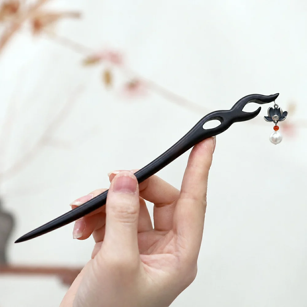 Lotus-motif JOFAE hair pin