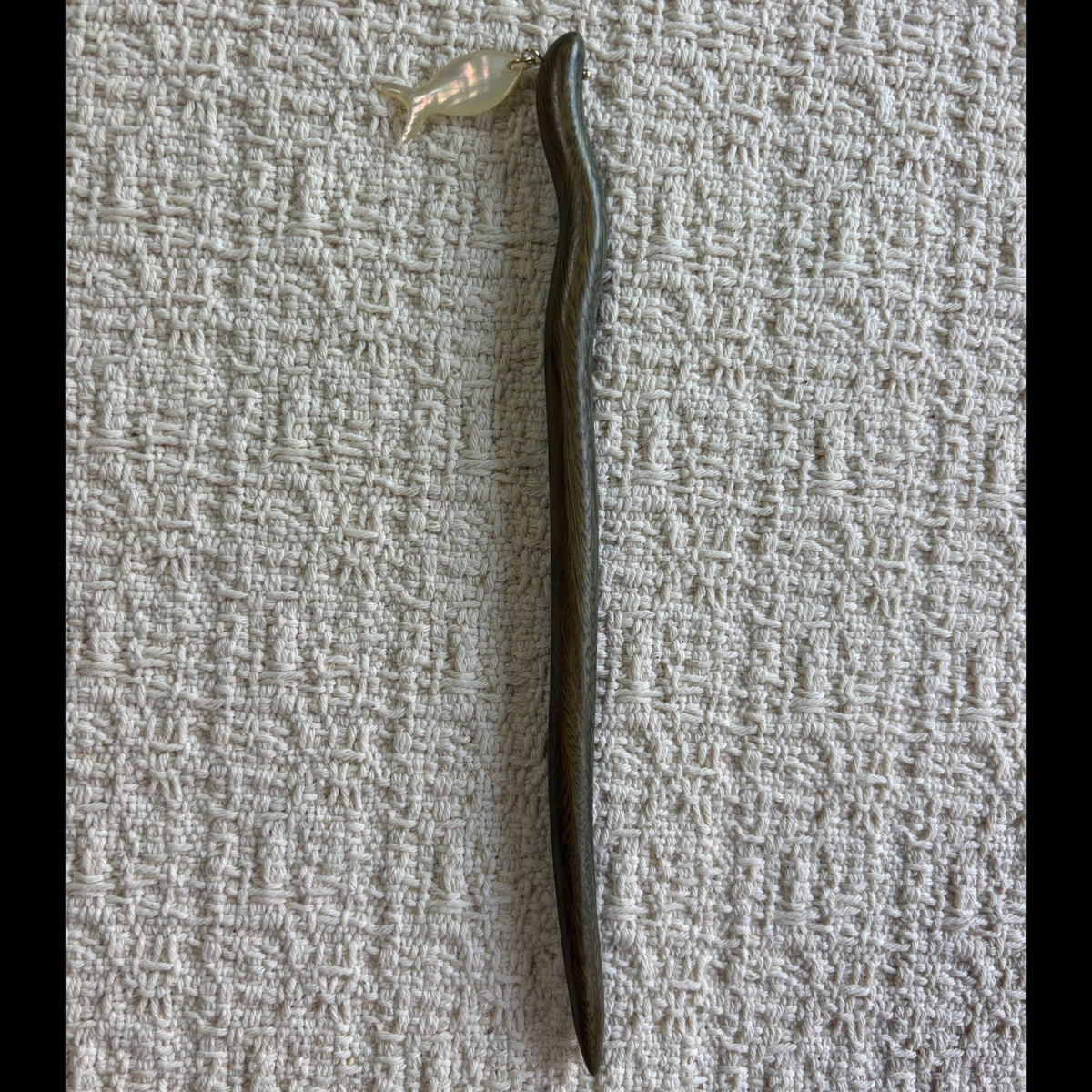 JOFAE Green Sandalwood Hair Stick with Fish Pendant – Minimalist Natural Wood Hair Pin Inspired by Kyoto Elegance - JOFAE Kyoto