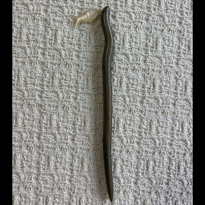 JOFAE Green Sandalwood Hair Stick with Fish Pendant – Minimalist Natural Wood Hair Pin Inspired by Kyoto Elegance - JOFAE Kyoto