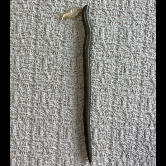 JOFAE Green Sandalwood Hair Stick with Fish Pendant – Minimalist Natural Wood Hair Pin Inspired by Kyoto Elegance - JOFAE Kyoto